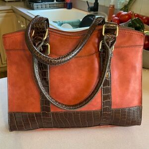 Great pre owned satchel bag in great condition.